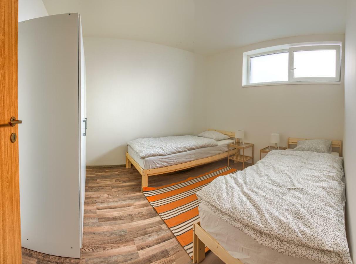 2 Bedroom Apartment, Brnenska Prehrada 2Km Brünn  Kültér fotó